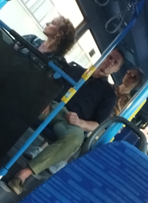 Hanna ja Saku Koivu matkustivat bussilla kuin tavalliset kansalaiset.