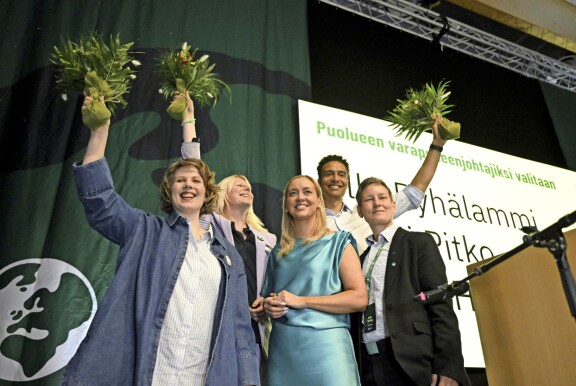 Vihreiden johtohahmot juhlivat valintojaan kesäkuun alussa pidetyssä puoluekokouksessa. Allu takana toinen vasemmalla.