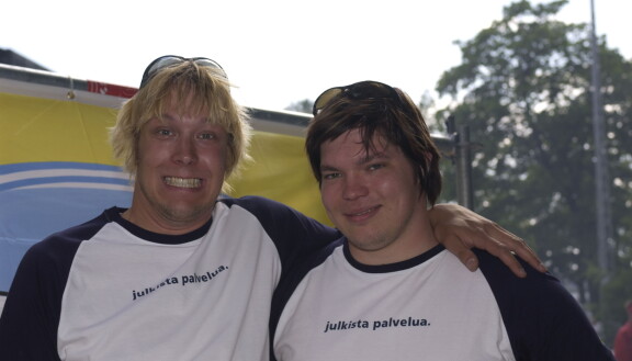 Tältä radiojuontajat Juuso ja Peltsi näyttivät Radiomafian konsertissa Kaisaniemen puistossa kesäkuussa 2002. Kuvaaja: OHO/Mari Lahti All Over Press