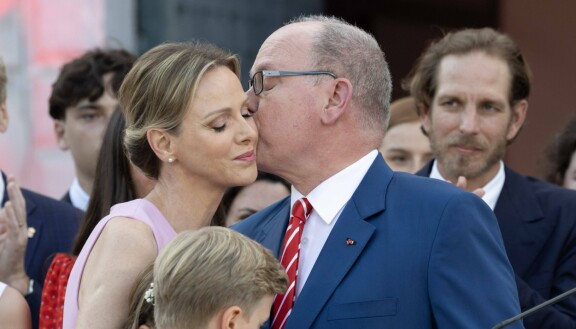 Albert muiskautti myös vaimolleen pikaisen poskipusun.