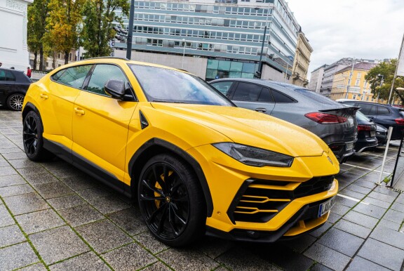 Muun muassa tällainen auto päätyi keskelle rillimiljonäärin eroriitaa. Kuvan auto ei liity tapaukseen. Lamborghini Urus