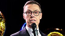 No nyt on! Presidentti Alexander Stubb viettää kesäpäivää arvokkaassa seurassa