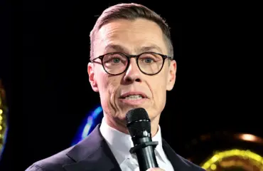 No nyt on! Presidentti Alexander Stubb viettää kesäpäivää arvokkaassa seurassa