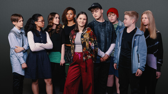 Nanna (Emmi Kallio), Mirian (Vieno Kinnunen), Sara (Meilinn Domingues), Aino (KerttuLiukko), Lukas (Veeti Salmi), JG (Samuel Kärkkäinen) ja Mikko (Niklas Normio) ovat supernormaaleja.