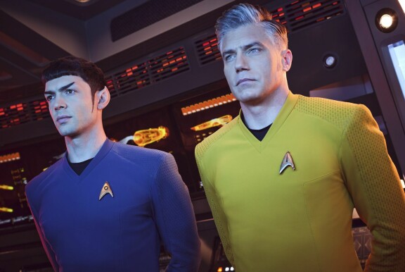Spock (Ethan Peck) ja kapteeni Pike (Anson Mount).