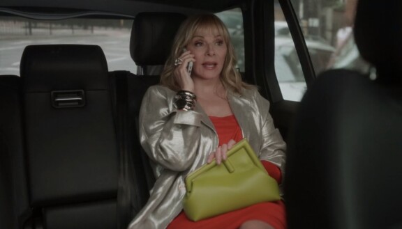 Kim Cattrall palasi rooliinsa Samantha Jonesina hetkellisesti jatkosarjassa, kun hän puhui Carrien (Sarah Jessica Parker) kanssa puhelimessa.