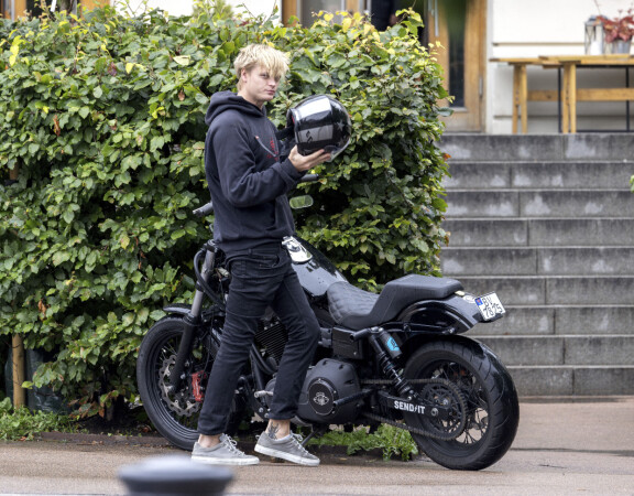 Sekä Marius että Andrea harrastavat moottoripyöräilyä. Kaksikon kerrotaan omistavan identtiset Harley Davidson -prätkät.