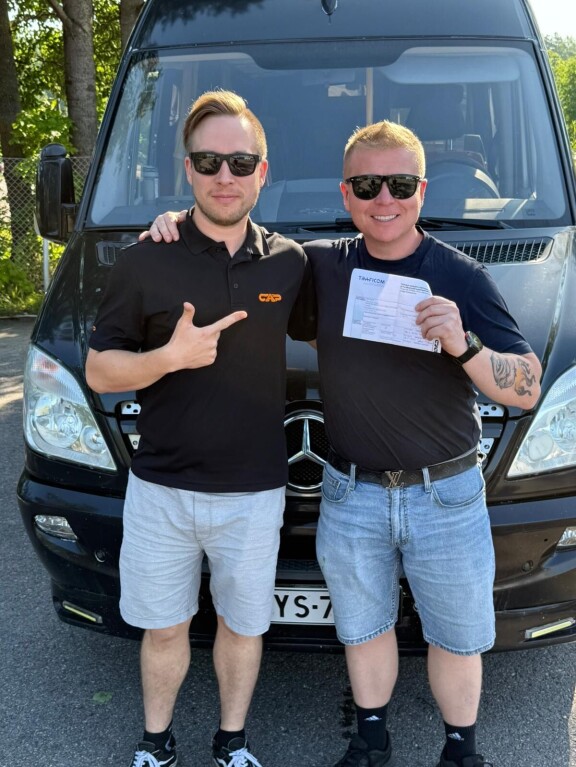 Sampo piipahti Helsingissä suorittamassa ajokortin pikkubussille.
– Saan sitten kuskata asiakkaita Lapissa, Sampo naurahtaa. Sampon kouluttajana toimi Jussi Salminen.