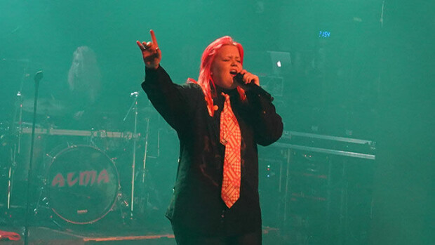 Video! Rajusti kiroillut Alma esiintyi villisti Tavastia-klubilla - 'Olen Suomen suurin popsensaatio' alma