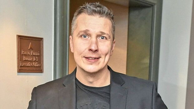 Sormus sormessa! Janne Tulkki, 50, hempeili nuoren kaunottaren kanssa