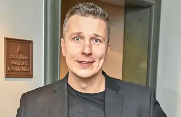 Sormus sormessa! Janne Tulkki, 50, hempeili nuoren kaunottaren kanssa