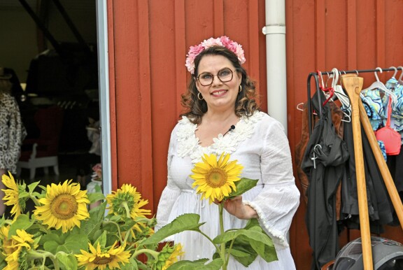 Nina on kouluttautunut kuolindoulaksi. Hänen puolisonsa Timo T.A. Mikkonen menehtyi vuonna 2017.