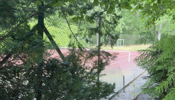Esimerkiksi tenniskentälle ei taviksilla ole asiaa.
