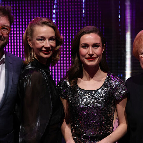 Sannan ja Tytin lisäksi myös ministeri Timo Harakka (vas.) ja presidentti Tarja Halonen (oik.) nähtiin TTK-yleisössä. Koko nelikko on demaritaustainen. Sanna Marin