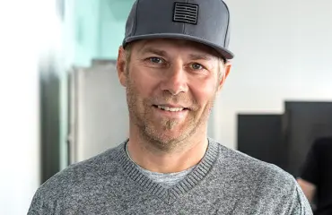 Harri Syrjänen taas paidattomana: "Anteeksi, kiinnostaisko muna"