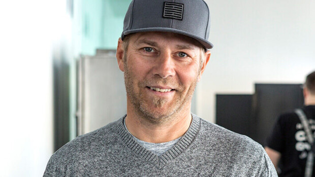 Harri Syrjänen taas paidattomana: 'Anteeksi, kiinnostaisko muna' Harri Syrjänen