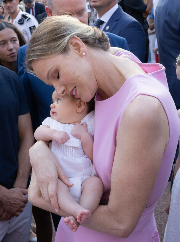 Kävellessään alas korokkeelta Charlene bongasi perheen, johon kuulu myös vauva. Pyynnöstään hallitsijan puoliso sai totta kai pitää pienokaista sylissään.