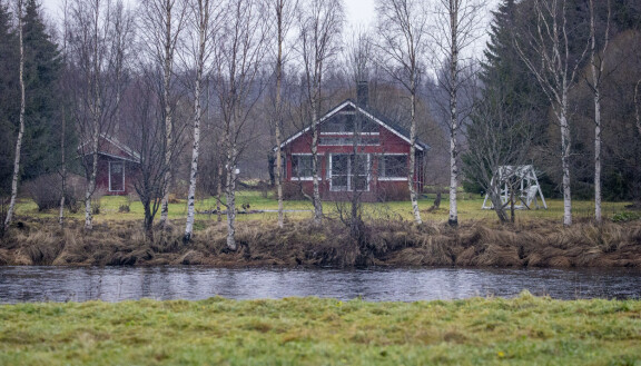 Villa Sieppo sijaitsee jokirannassa.