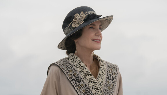 Elizabeth McGovern näyttelee Lady Coraa, Granthamin jaarlin vaimoa. Sekä tv-sarjassa että elokuvissa seurataan aristokraattiperheen ja palvelusväen elämää.