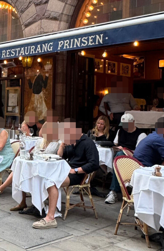 Paula Vesala ja hänen elokuvakultansa illastivat ravintola Prinsenissä noin iltaseitsemän aikoihin 21.7.2025.