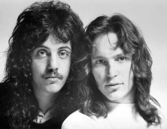 Billy Joel tutustui Jon Smalliin teini-iässä, kun hän haki kosketinsoittajaksi Jonin bändiin. Billyn rakastuminen Elizabethiin rikkoi ystävyyden, jonka miehet saivat soviteltua myöhemmin.