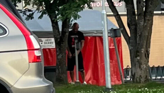 Jere kävi toimittamassa kiireellisiä asioita S-marketin ja parkkipaikan välittömässä läheisyydessä.