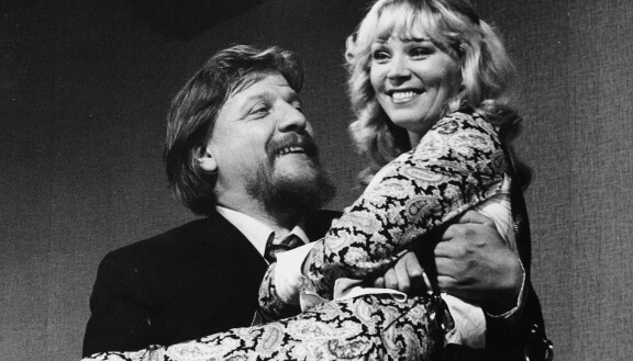 Anna-Liisa Ruotsi elokuvassa Viu-hah hah-taja (1974). Vasemmalla Leo Lastumäki.