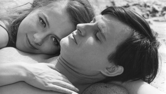 Elli Castrén ja Matti Järvinen elokuvassa Rakkaus alkaa aamuyöstä (1966).