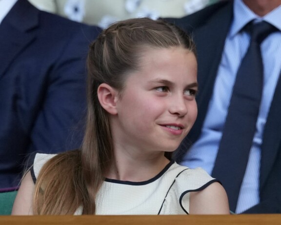 Päänmyötäiset palmikot sopivat prinsessojen siistiin tyyliin.
