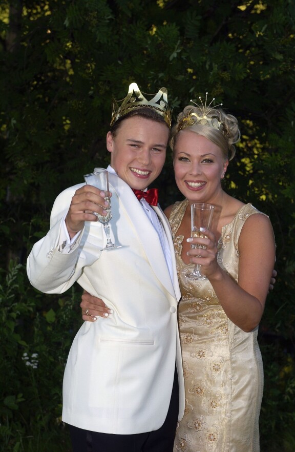 Kippis! Näin tangokuninkaalliset poseerasivat vuonna 2002. Oikealla tangokuningatar Johanna Pakonen.