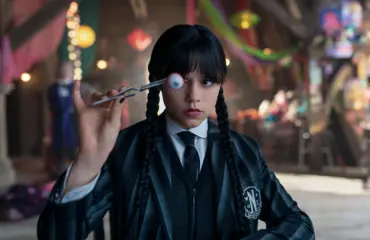 Suosikkisarja Wednesday saa kolmoskauden – perhesalaisuudet paljastuvat