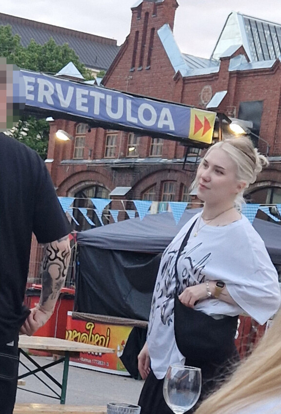 Evelina saapui Konepajan Biergarteniin viettämään iltaa noin iltakymmenen aikoihin 2.7.