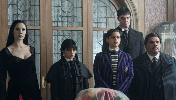 Addamsin perhe: Morticia (Catherine Zeta-Jones, vasemmalla), Wednesday (Jenna Ortega), Pugsley (Isaac Ordonez) ja Gomez (Luis Guzmán). Perheen takana seisoo hovimestari Lurkki (Joonas Suotamo).