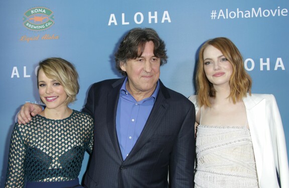 Ohjaaja Cameron Crowe ja elokuvan naistähdet Rachel McAdams ja Emma Stone Alohan ensi-illassa.