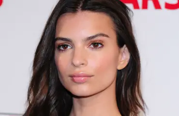 Supermalli Emily Ratajkowski koettelee Instagramin rajoja