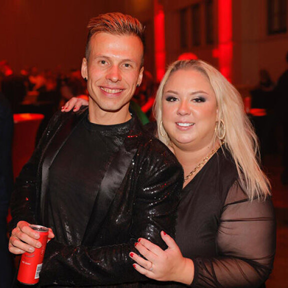 Antti Kurhinen poseerasi ex-vaimonsa Henna Kalinaisen kanssa yhdessä Seiskan synttäreillä lokakuussa 2022. henna kalinainen ja antti kurhinen