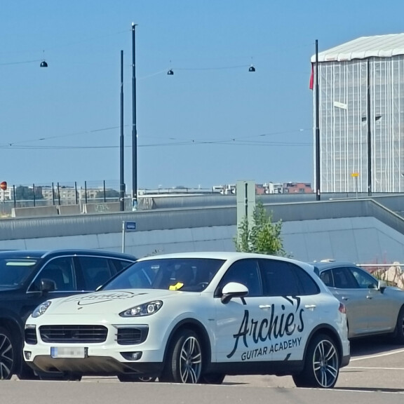 Archie Cruzin Porschen tuulilasia koristi keltainen sakkolappu 25.7.2025.