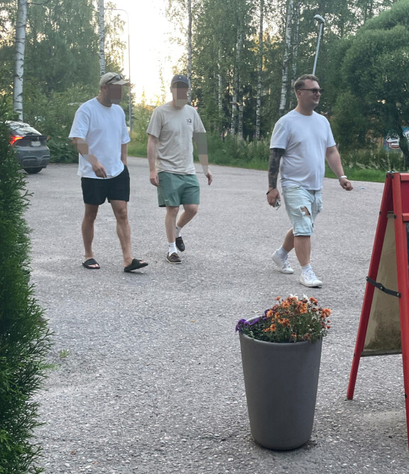Iloinen kolmikko marssi hakemaan iltapalaa.