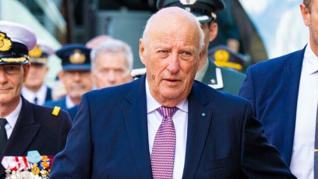 Kuningas Harald näpäytti rasisteja Norjan hovin rajun ratkaisun jälkeen Harald