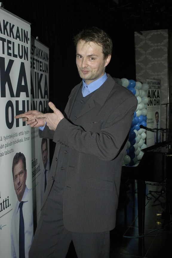 Vuonna 2006 Isto seisoi Sauli Niinistön joukoissa tämän presidentinvaalikampanjassa.