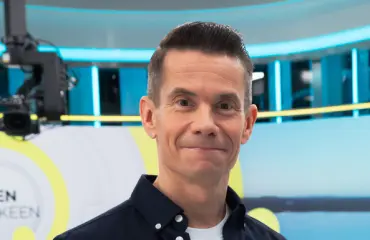 Suosikkitoimittaja Toni Immonen viihtyi mysteerikaunottaren kanssa – katso video!