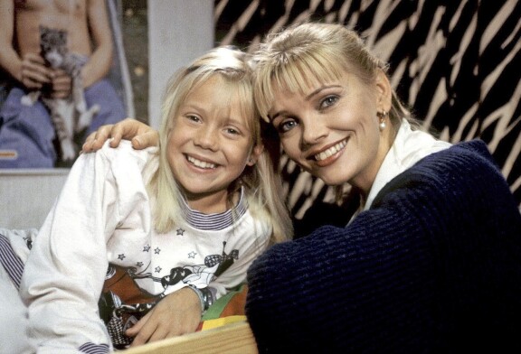 MTV:llä esitetty Blondi tuli taloon oli aikansa suosikkisarja. Kuvassa Anu Hälvä ja Saara Ylitalo.