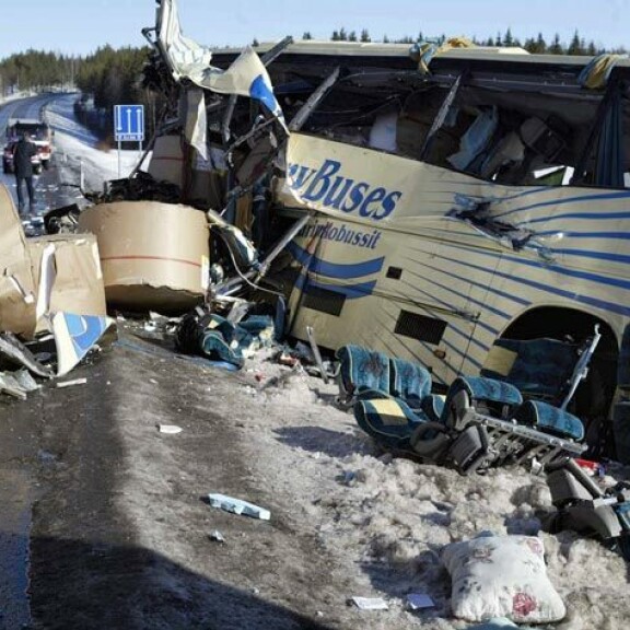 Konginkankaan liikenneonnettomuudessa menehtyi 23 henkilöä. – Istuin pyörätuolissa hyvän työkaverini hautajaisissa ja itkin koko ajan. Konginkankaan liikenneonnettomuudessa menehtyi 23 henkilöä. – Istuin pyörätuolissa hyvän työkaverini hautajaisissa ja itkin koko ajan.