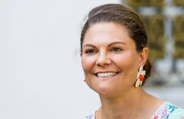 Kruununprinsessa Victoria ihastuttaa kukkamekossa – huh, mikä hintalappu!