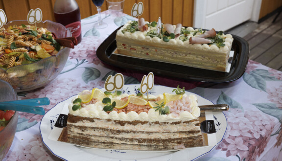 Asiaankuuluvia teemaherkkuja nautittiin läpi juhlapäivän.