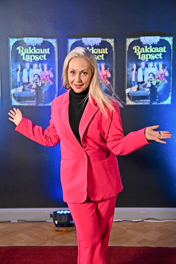 – Teen stand up -kiertuetta Heli Sutelan kanssa varmasti ikuisesti. Aloitimme kahdeksan vuotta sitten pikkujoulukiertueella, Krisse kertoo. – Teen stand up -kiertuetta Heli Sutelan kanssa varmasti ikuisesti. Aloitimme kahdeksan vuotta sitten pikkujoulukiertueella, Krisse kertoo.