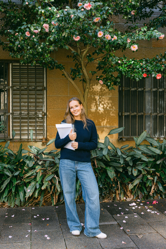 Pistä merkille vaatteiden lisäksi myös ympäristö. Ingrid Alexandra opiskelee Sydneyn yliopistossa mutta asuu St Andrew's collegessa. Näistä jälkimmäinen on se, joka maksaa rahaa. Ja paljon.