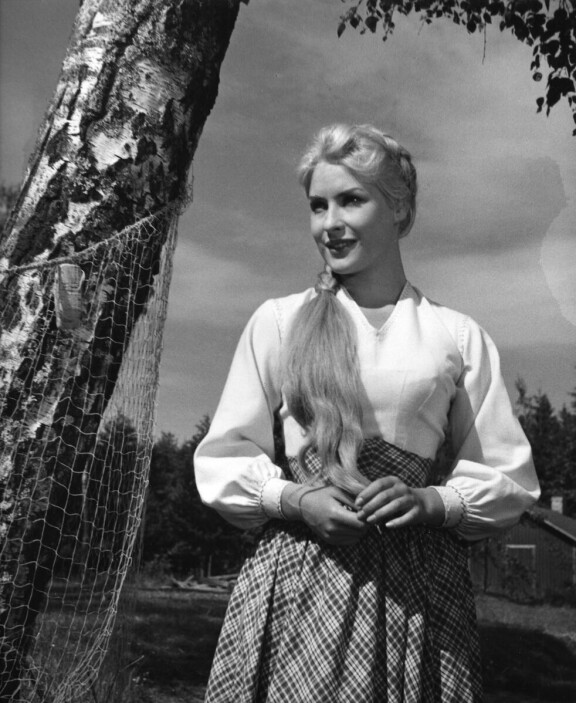 Tamaran ensimmäinen elokuvarooli oli Ala-Halikon tytär Liina elokuvassa Kun tuomi kukkii vuonna 1962.