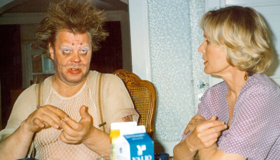 Uunon (Vesa-Matti Loiri) ja Elisabethin (Marjatta Raita) avioliitto on jälleen kriisissä.