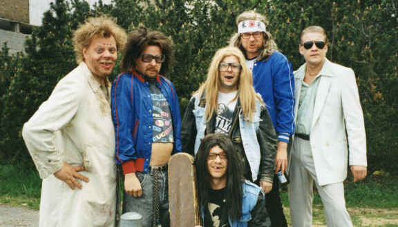 Uuno (Vesa-Matti Loiri), Pasi (Heikki Hela), Speedy (Heikki Silvennoinen), Saku (Timo Kahilainen), Kimmo (Heikki Vihinen) ja Peni (Santeri Kinnunen).
